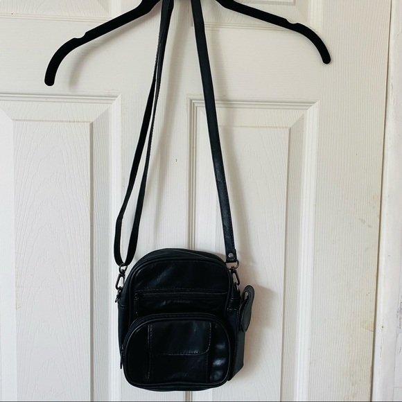 NWOT Leather Crossbody.. Back is vegan leather. Front is Leather. ADORABLE - Picture 3 of 12